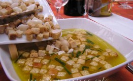 Cesnaková polievka s krutónkami, natur cesnakom a čerstvou pažitkou