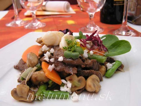 Hovädzie rezance s grilovanou zeleninou s kockami cesnaku
