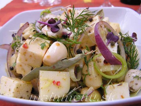 Syrový šalát s lahodným Appetit cesnakom a reďkovkovými klíčkami